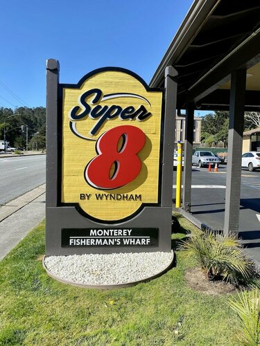 Super 8 by Wyndham Monterey Fishermans Wharf Aquarium, Забронировать Отель Отели Монтерей с парковкой, рядом с Golden State Theatre, Парковка