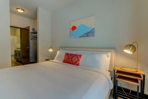 Kasa Relax in Your Spacious 1BD Pet Friendly Milwaukee, Забронировать Апартаменты/квартира Милуоки Висконсин, рядом с Паб Best Place at the Historic Pabst Brewery