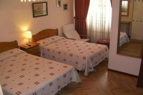 Hostal America, Забронировать Отель Орталеза Мадрид, рядом с Бильбао