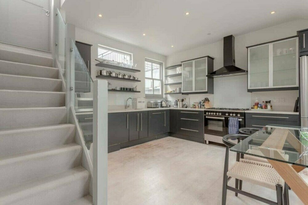 Contemporary 2BD Flat w/ Patio, Clapham!