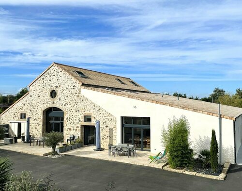 La Petite Félixière, B&B indépendants à 10 min de Cholet, 25 min du Puy du Fou et 35 min de Nantes, Rezerwuj Bed and Breakfast Hotele w Kraj Loary z basenem, Basen