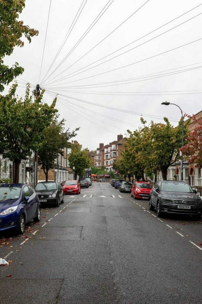Vibrant 1BD Home With Outdoor Patio - Hammersmith!