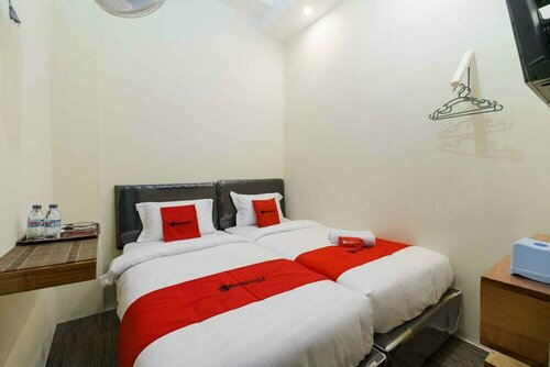 RedDoorz Syariah near Lubang Jepang Bukittinggi, Book Hotel Bukittinggi Sumatra
