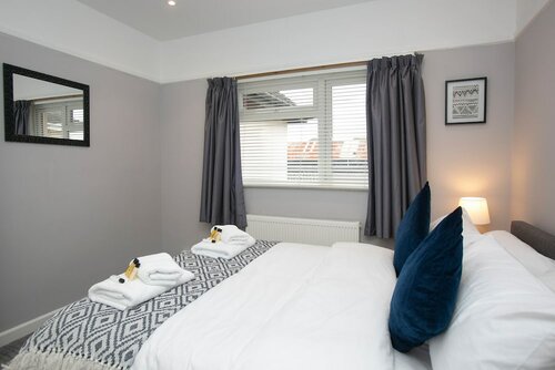 3 Bedroom House with Parking Bournemouth, Забронировать Отель Отели Дорсет 3 звезды, 3*