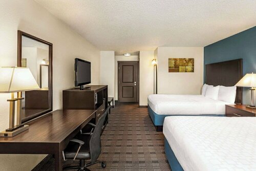 Americinn Hotel La Crosse - Riverfront, Забронировать Отель Отели Ла-Кросса с парковкой, рядом с Shenanigans Entertainment Center &amp; Sports Bar, Парковка
