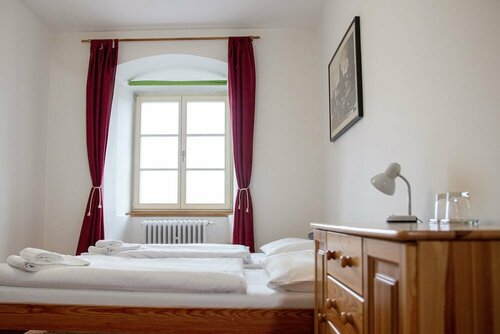 Hotel Týnec, Book Hotel Hoteller i Central Bohemia med parkering, Parkering