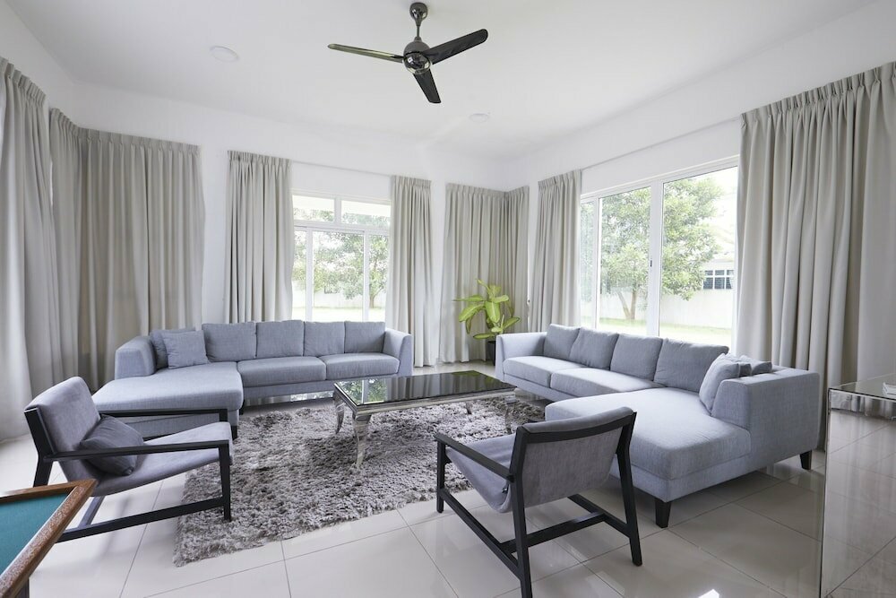 Desaru Arcadia Villa with Pool Table, Outdoor BBQ, Indoor Steamboat by Beestay