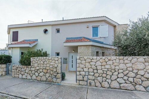 Villa White Rose with private pool, Забронировать Вилла Отели Новаля с парковкой, Парковка