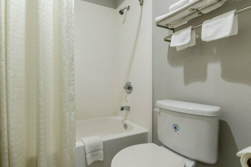 Scottish Inn and Suites Tomball, Buchen Sie Hotel Tomball 