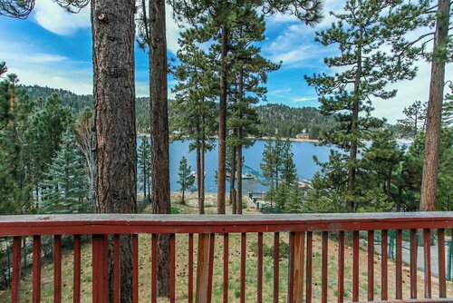 Rustic Vintage Lakefront, Забронировать Отель Отели Биг-Бэр-Лейк с парковкой, Парковка