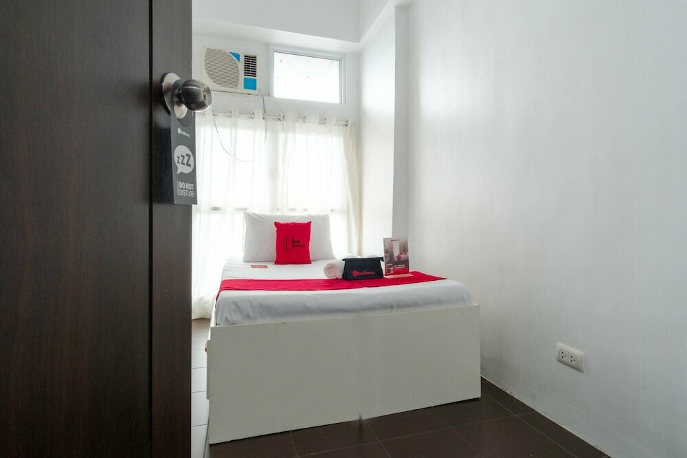 RedDoorz Plus @ Pioneer Woodlands Mandaluyong