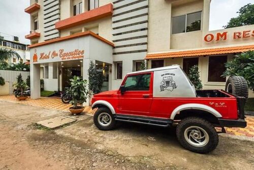 Hotel Om Executive, Varaa Hotelli Satara 