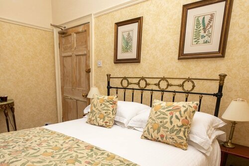 The Old Priory Guesthouse, Book Bed and Breakfast  