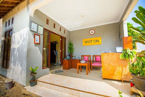 SPOT ON 1746 Putri Kuning Residence, Book Hotel Melaya East Java