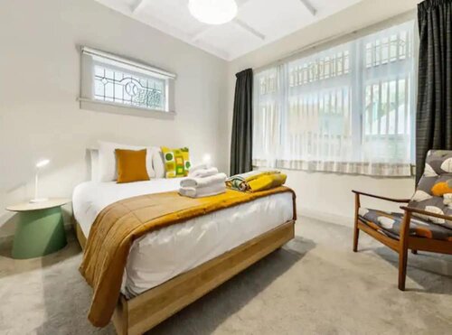 Lovely 3-Bedroom Home With Free Parking, Забронировать Отель Отели Северного острова 3 звезды, 3*