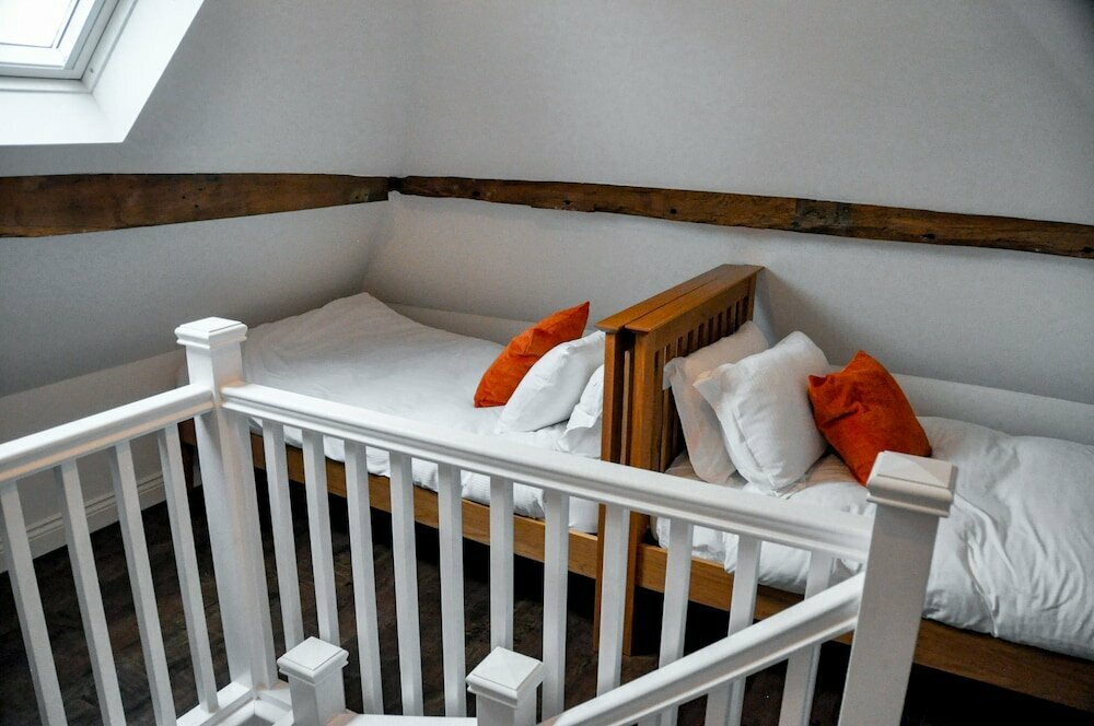 Upstairs at 33
