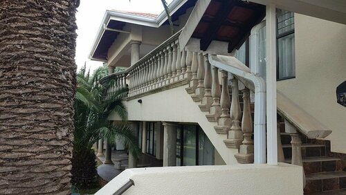 Homestead Lake Cottage, Buchen Sie Ferienhaus Hotels in Gauteng mit Parkplatz, Parkplätze