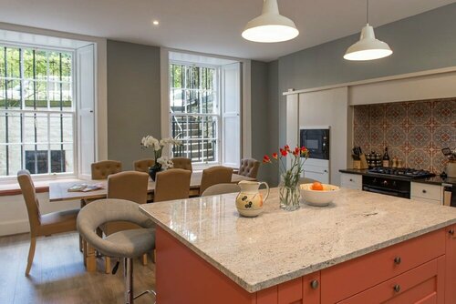 Authentic Central 3-Bedroom Apartment, Забронировать Апартаменты/квартира Отели Эдинбурга с парковкой, рядом с Памятник Вальтеру Скотту, Парковка