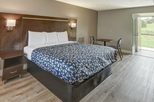 Econo Lodge Sevierville-Pigeon Forge on the River, Забронировать Мини-отель Мини-отели Севьервилл, рядом с Курган Макмахан, Мини-отель