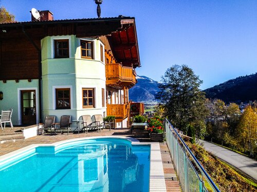 Landhaus Lodges Kaprun by we rent, Book Feriehus Kaprun hoteller med pool, Swimmingpool