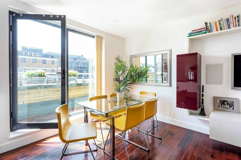 RAI - Modern Tower Hill Penthouse