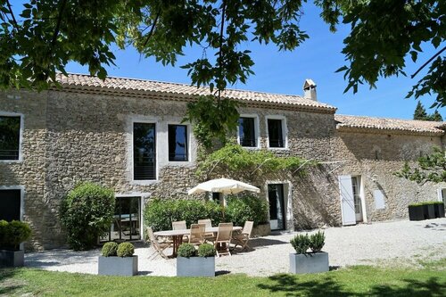 B&B Le Mas de Colongene, Book Bed and Breakfast Hoteller i Rhône-Alps med parkering, Parkering