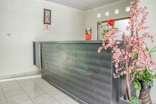 RedDoorz near Taman Mini Jakarta, Book Mini-hotel Hoteller i Jakarta provinsen med parkering, Parkering