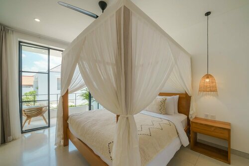 Puri Senang - Modern 4BR Pool Villa , Central Berawa , 6 min to Beach & Finns, Забронировать Вилла Коттеджи Чангу, Коттедж