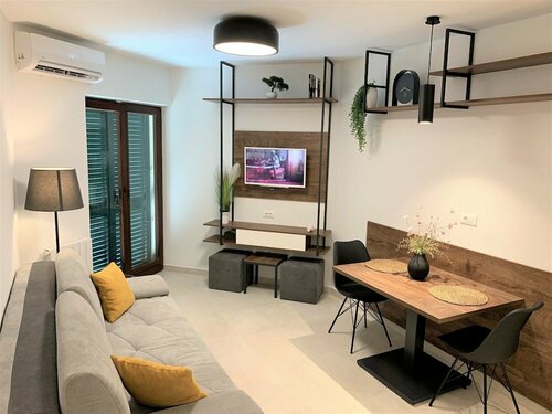 Villa Fani - Apartments And Rooms, Забронировать Апартаменты/квартира Отели Трогир с парковкой, Парковка