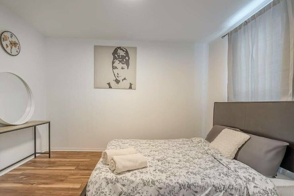 Modest 4BedR Apt 5mins to ParcLaFontaine