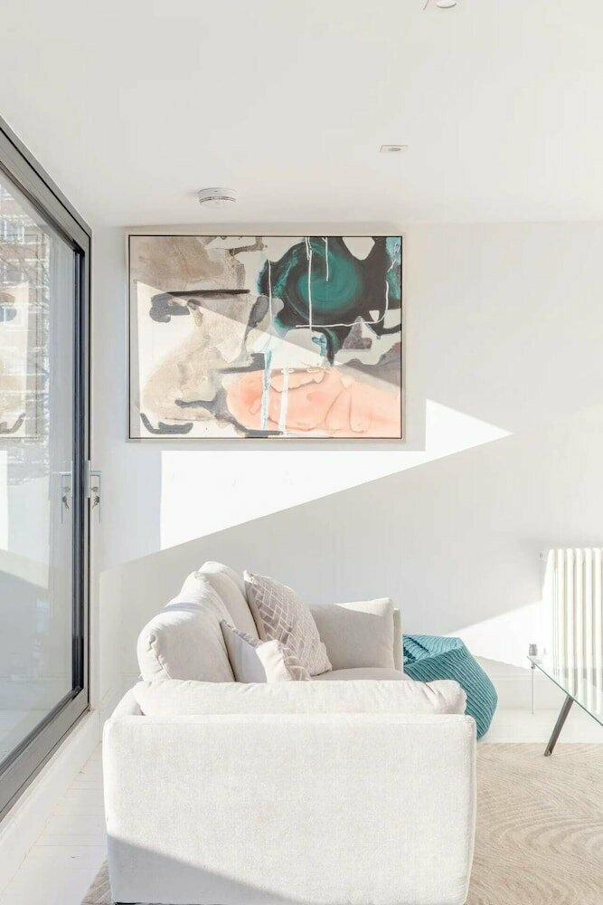 Unique and Sun Filled 2 Bedroom Flat With Balcony -hackney