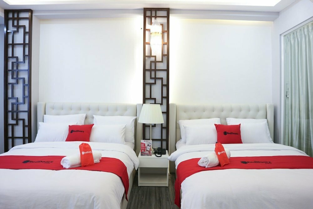 RedDoorz Premium @ Nguyen Oanh Street