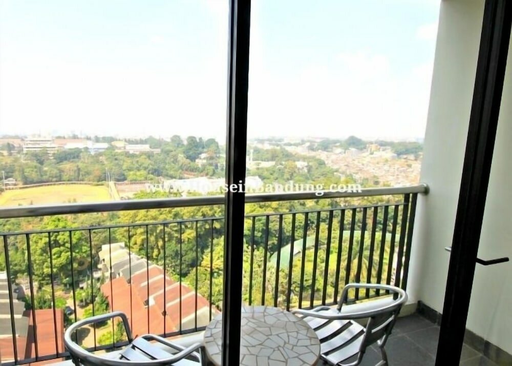 Stylish & Comfy Studio at Dago Suites Apartment