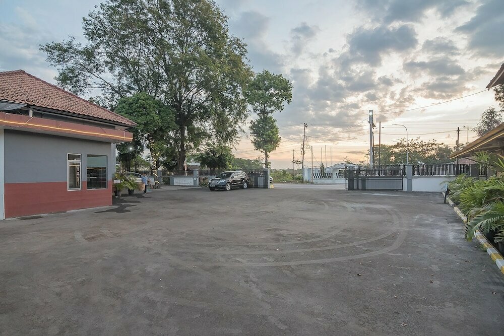 RedDoorz near Alun Alun Subang