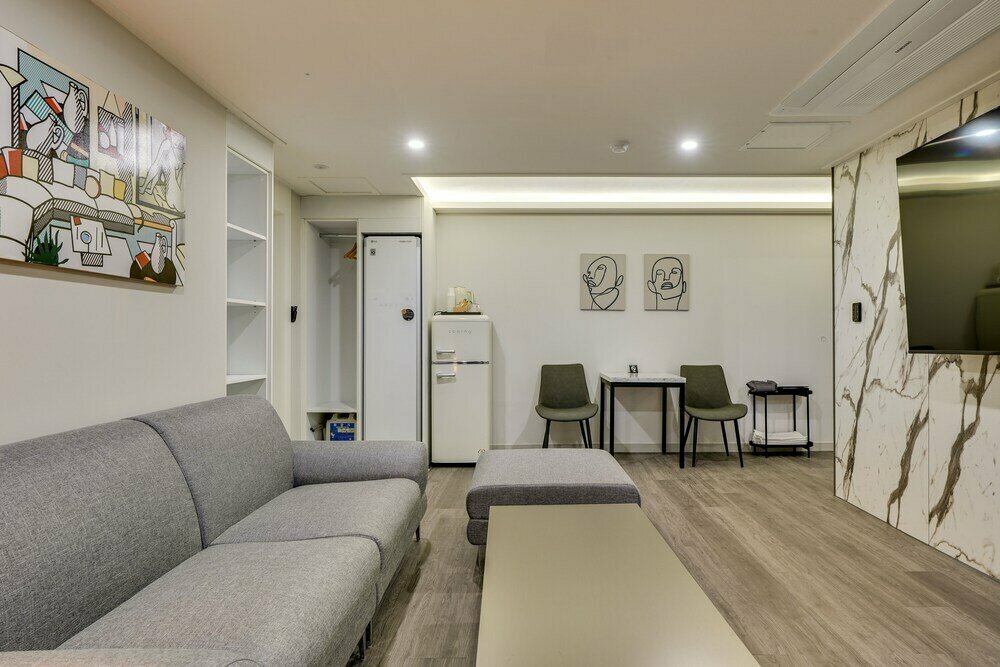 Two H Hotel