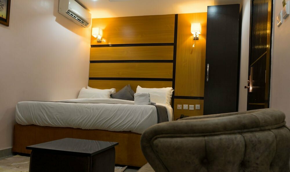 Iris Gold Suite