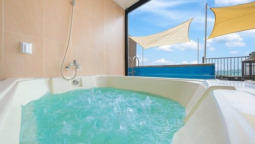 Namhae Himom kis spa Pension Black, Забронировать Курортный отель Йосу Чолла-Намдо