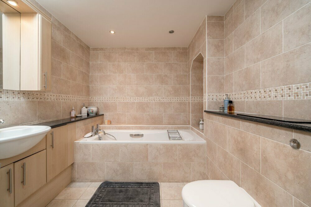 Delightful Vintage 2 Bedroom Apartment
