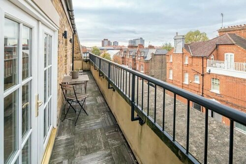 Modern 1 Bedroom Barons Court Flat Lift And Balcony