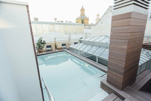 One&Lux Byron Suites, Забронировать Апарт-отель Отели Севильи с бассейном, рядом с Edificio Viapol, Бассейн