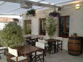 Hotel Restaurant LEmeraude, Reserva ahora Hotel Hoteles en Aquitania con aparcamiento, Aparcamiento