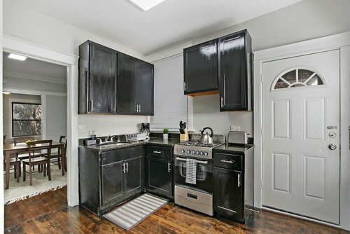 2BR Comfy & Chic Sunnyside Apt near Shop, Забронировать Отель Чикаго Большой Чикаго