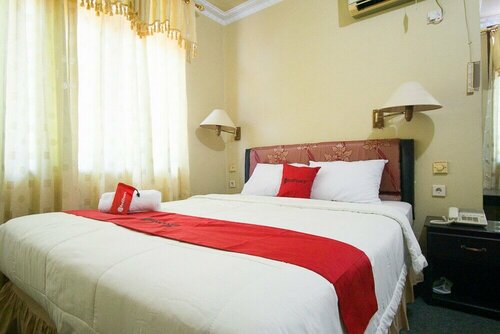 RedDoorz plus near Pelabuhan Bitung, Забронировать Отель Битунг провинция Северный Сулавеси