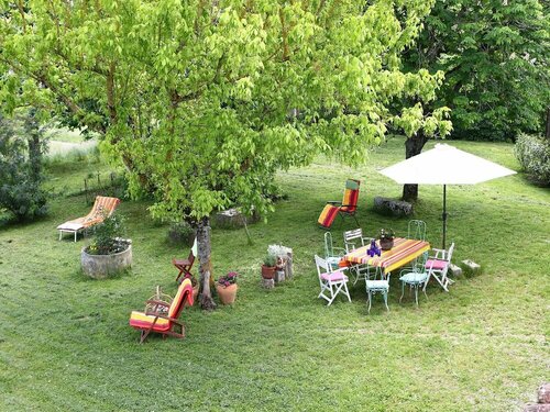 Au "Bon endroit", Rezervați Hotel Hoteluri în Castelnau-de-Montmiral cu parcare, Parcare