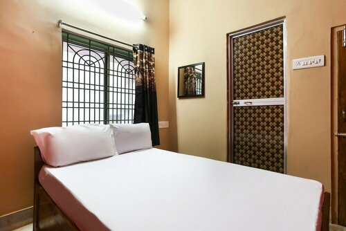 Spot On 38541 Nirmalyas Maharaja, Забронировать Отель Отели Брамапур с парковкой, Парковка