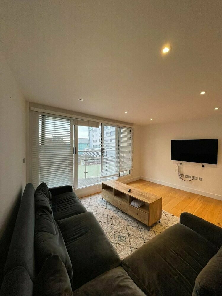 Bright & Modern 2 Bedroom Flat W/balcony - Whitechapel!