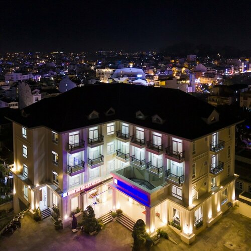 Bombo DaLat Hotel, Забронировать Отель Отели Далата с парковкой, рядом с Площадь Лам Вьен, Парковка