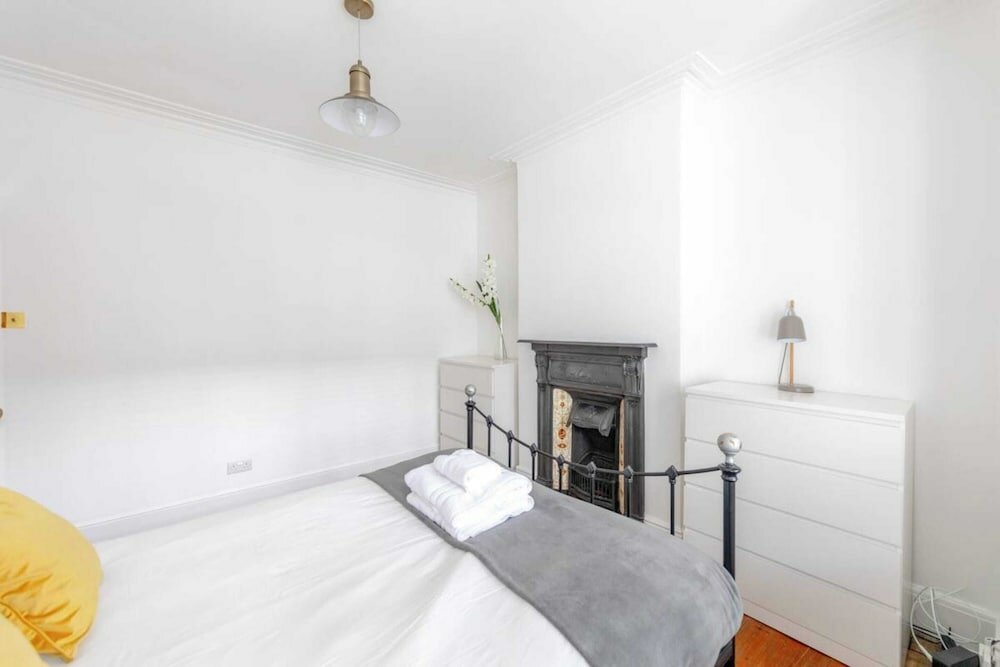 Peaceful & Inviting 2BD House - Shepherd's Bush!