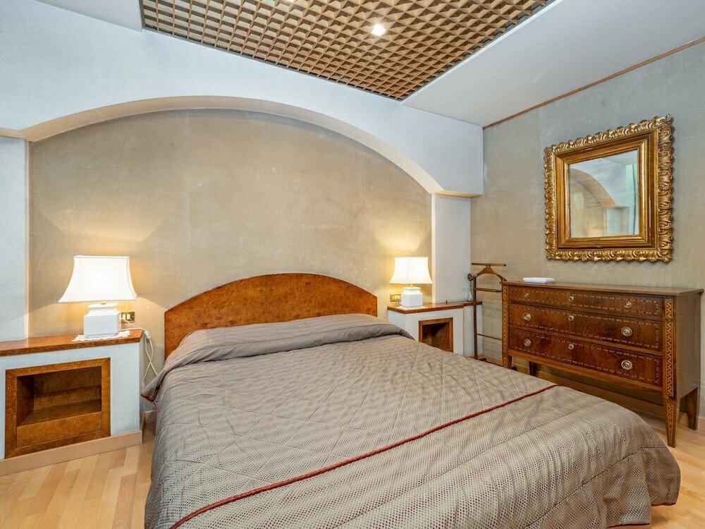 Elegant Flat in Milan's Heart