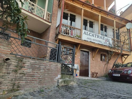 ALCATRAZ JAIL-HOSTEL, Забронировать Отель Отели Тбилиси с парковкой, рядом с Музей советской оккупации, Парковка